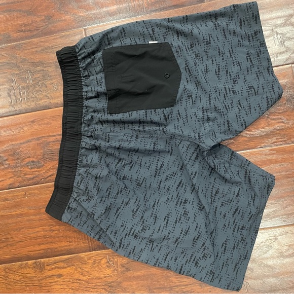 Vuori Kore shorts size medium. - Picture 4 of 5